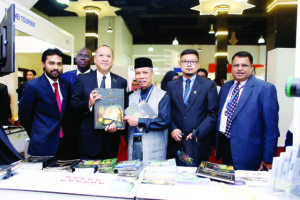 YB Dato Seri Nazri with exhibitors from Brunei Darussalam